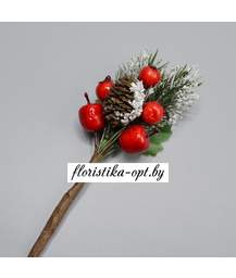 Ветка еловая с ягодами заснеженная
